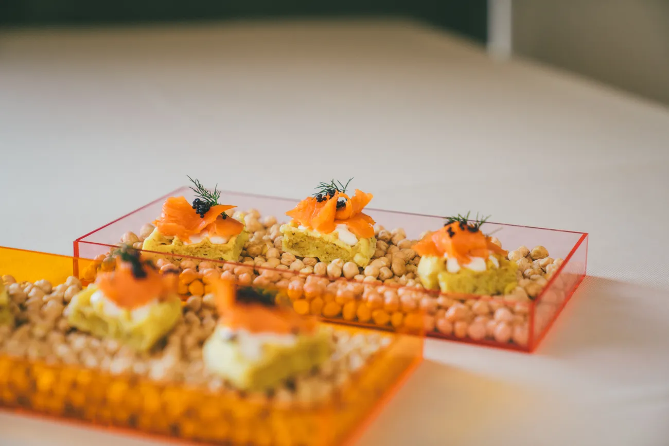 Fingerfood auf orangem Tablett