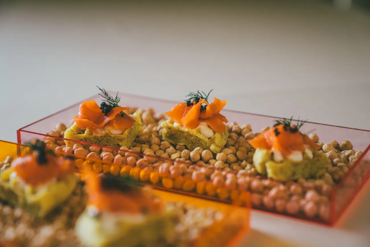 Fingerfood auf einem orangen Tablett