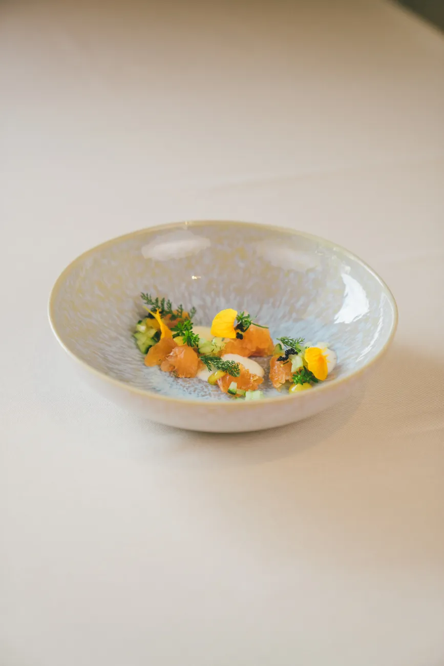 Fischgericht mit Blüten