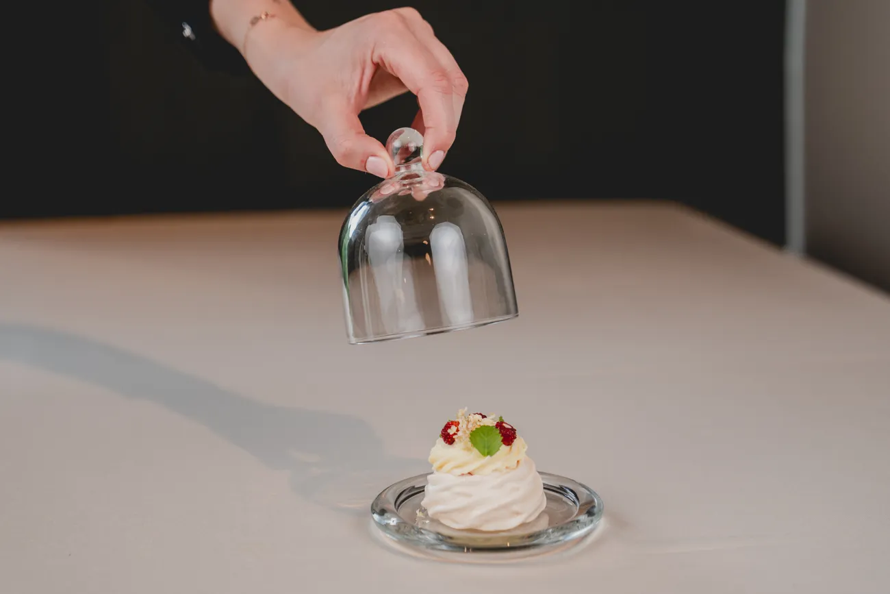 Dessert unter der Glasglocke