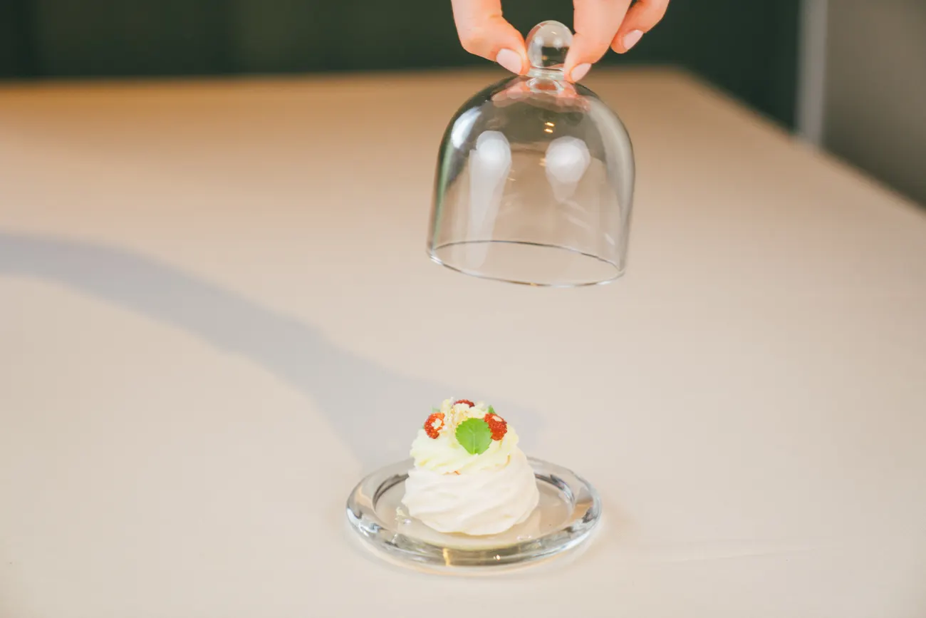 Dessert unter Glasglocke