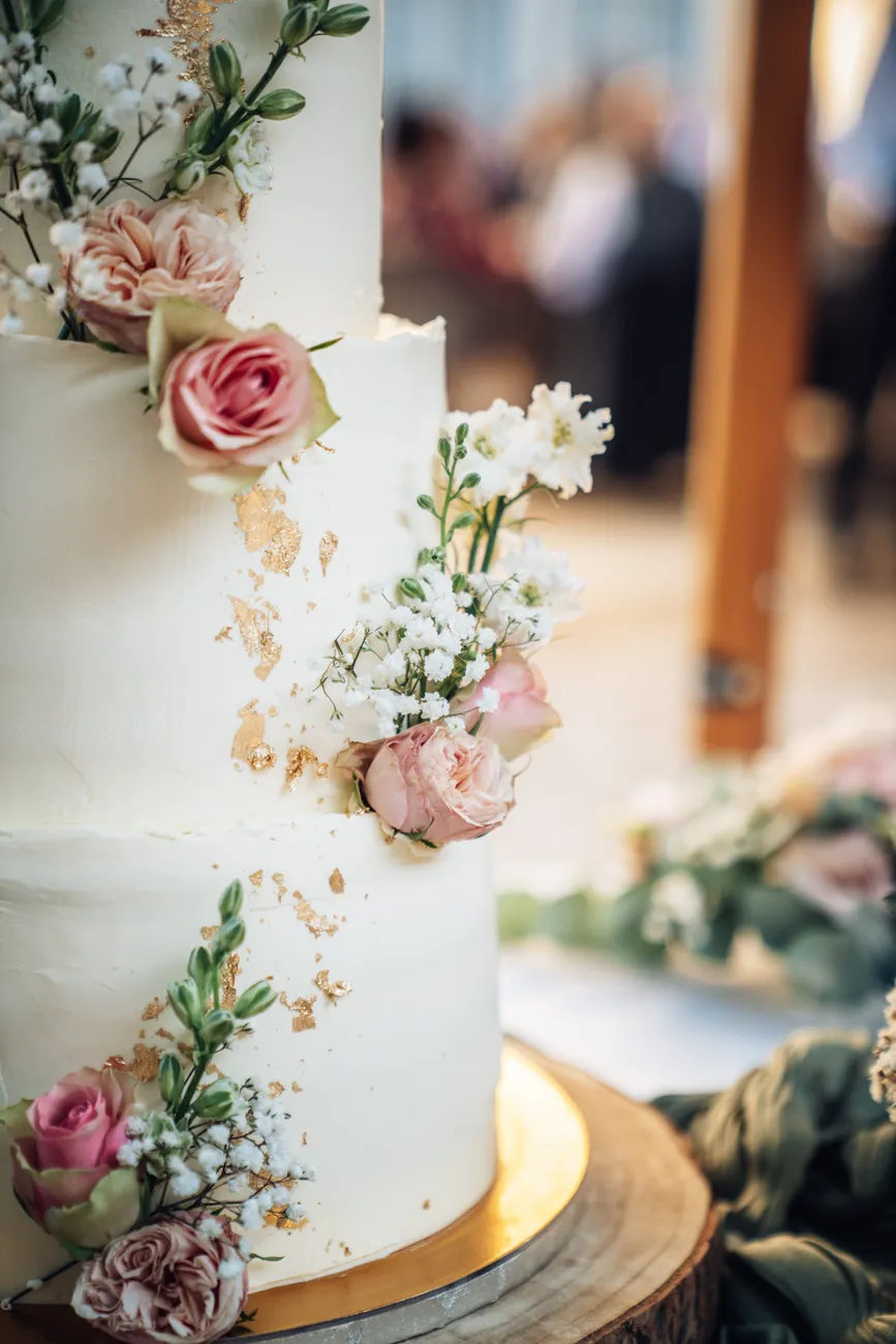 Mehrstöckige Hochzeitstorte mit Blumen