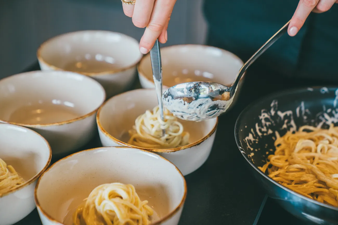 Pasta wird in Schalen angerichtet