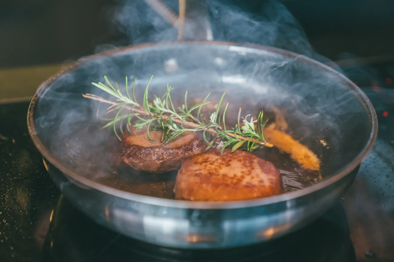 Fleisch mit Rosmarin in der Pfanne