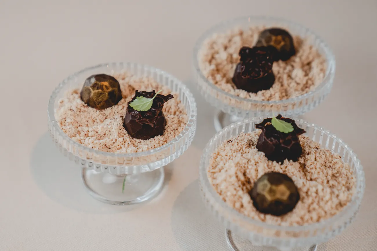 Schokoladendessert auf Crumble