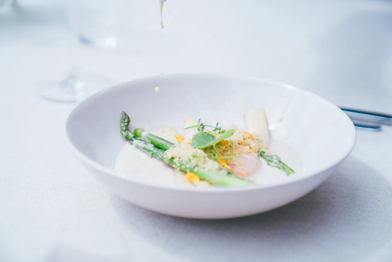 Spargel mit Sauce im tiefen Teller