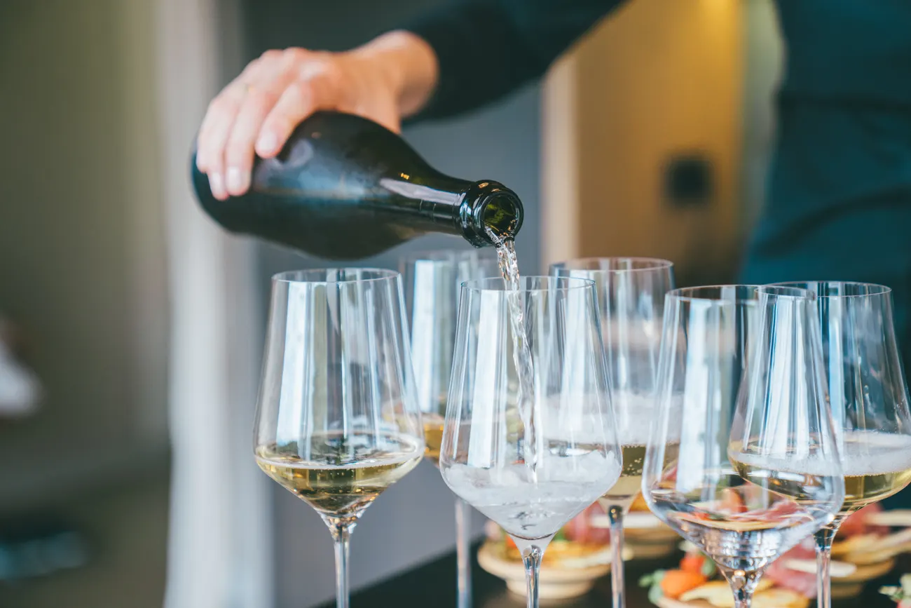 Wein wird eingeschenkt