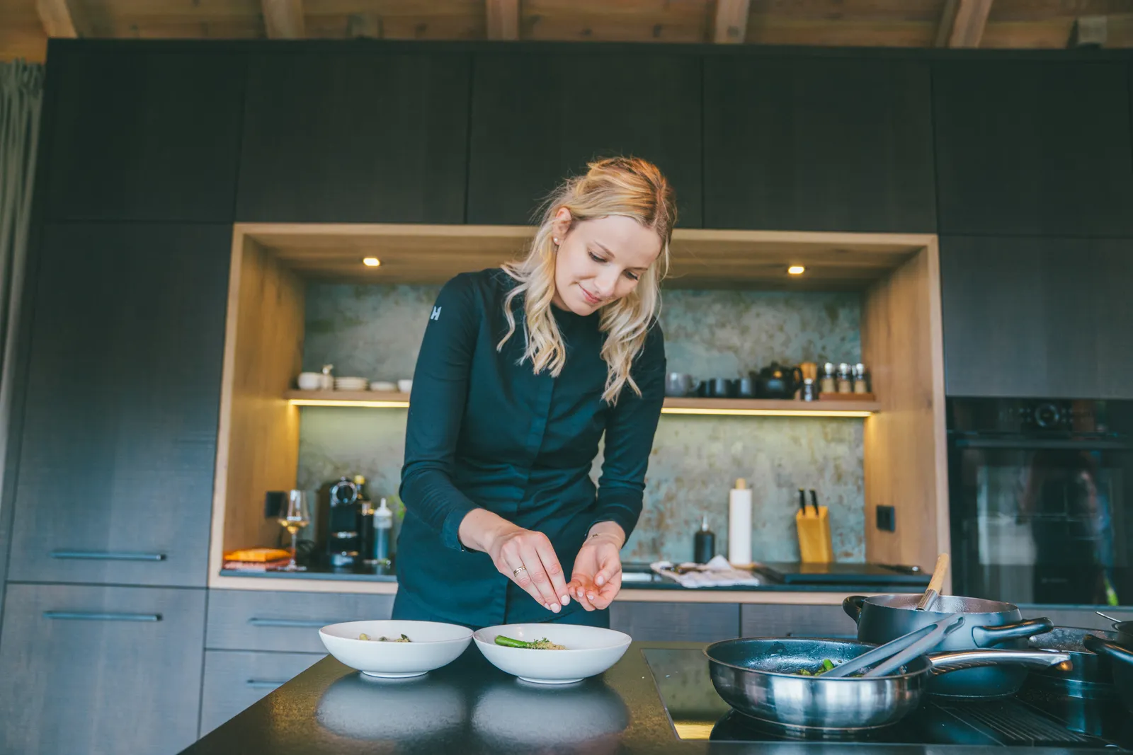 Michaela kocht am Herd in der Küche